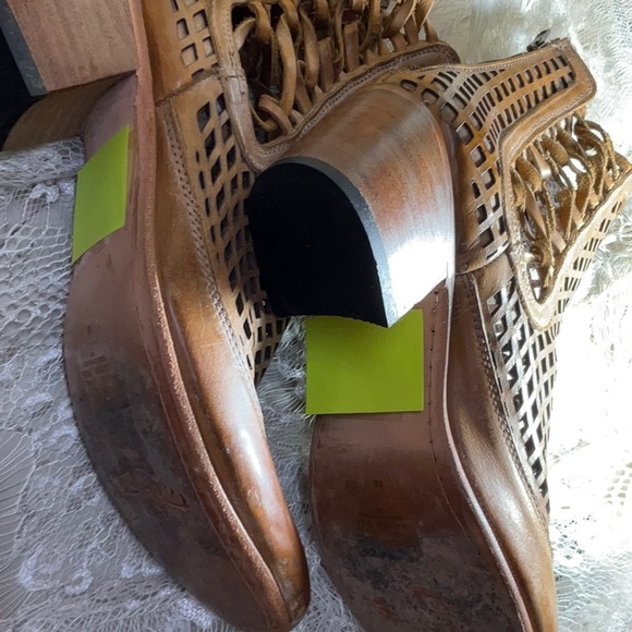 Freebird by Steven. Made in Mexico.  Leather sole.  Size 10.  Lattice pattern. - Picture 16 of 16